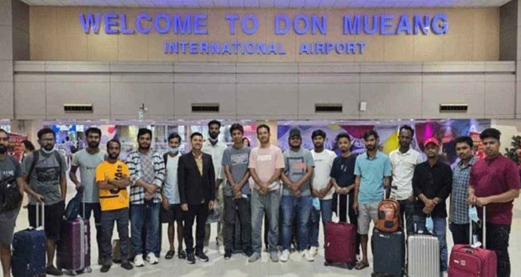 মিয়ানমারের বন্দি শিবির থেকে মুক্ত ১৯ বাংলাদেশি ঢাকায় পৌঁছেছেন