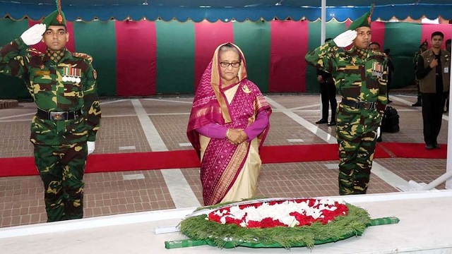 টুঙ্গিপাড়ায় বঙ্গবন্ধুর সমাধিতে প্রধানমন্ত্রীর শ্রদ্ধা