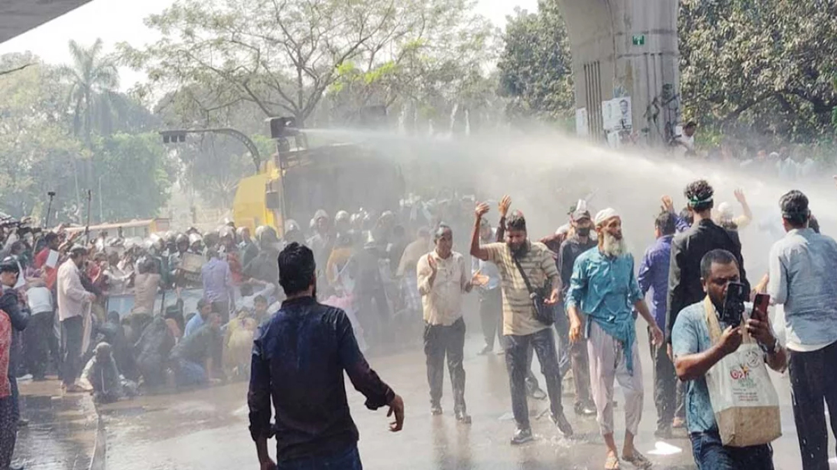 যমুনায় যাওয়ার চেষ্টা বেসরকারি প্রাথমিক বিদ্যালয় শিক্ষকদের, পুলিশের লাঠিচার্জ-জলকামান
