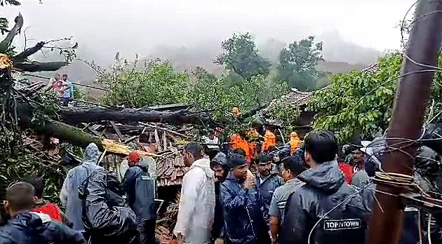 মহারাষ্ট্রে ভূমিধসে নিহতের সংখ্যা বেড়ে ১৬
