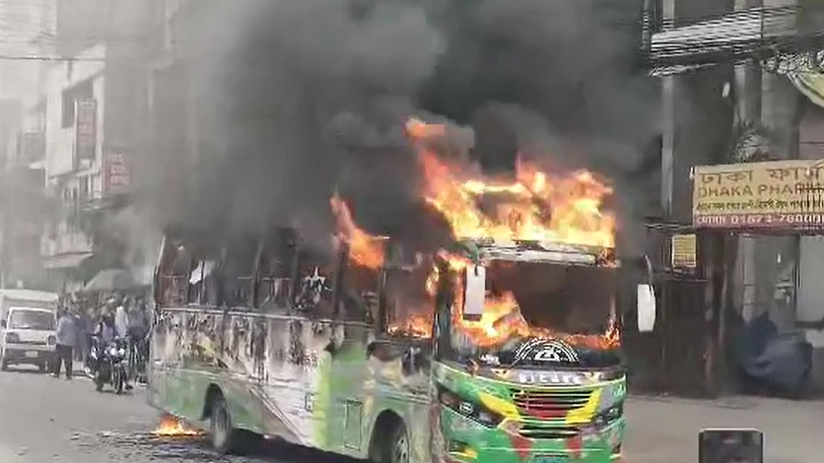 এবার শাহজাদপুরে বাসে আগুন