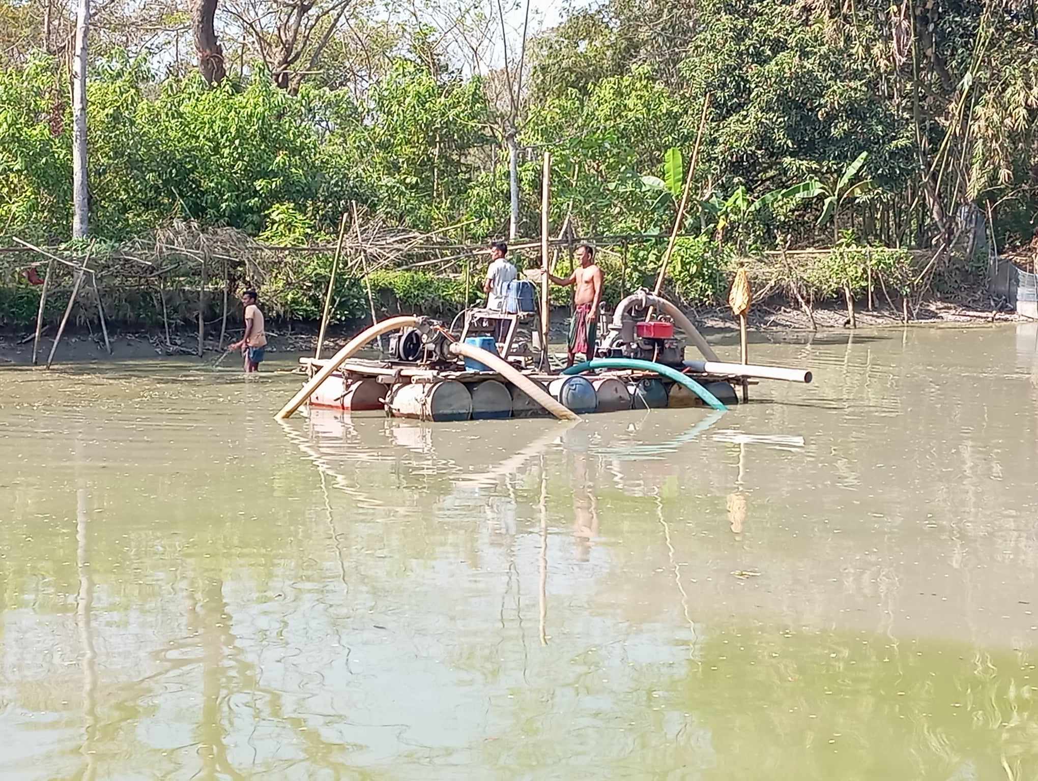 আগৈলঝাড়ায় অবৈধ ড্রেজার দিয়ে বালু উত্তোলন