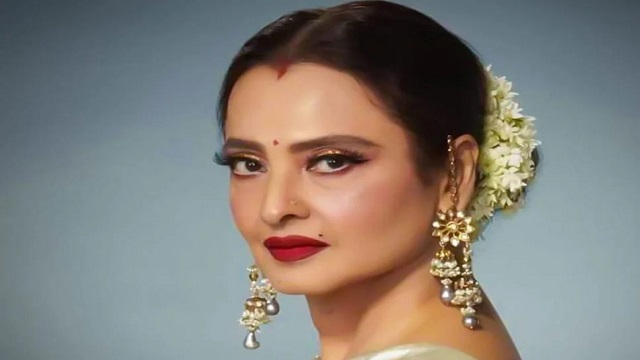 সম্মতি ছাড়াই রেখার ঠোঁটে চুম্বন, কান্নায় ভেঙে পড়েছিলেন অভিনেত্রী