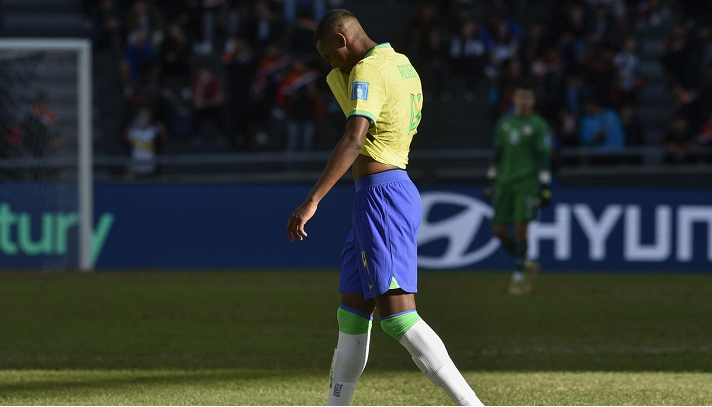 এবার আর্জেন্টিনায় বর্ণবাদের শিকার ব্রাজিলের ফুটবলার