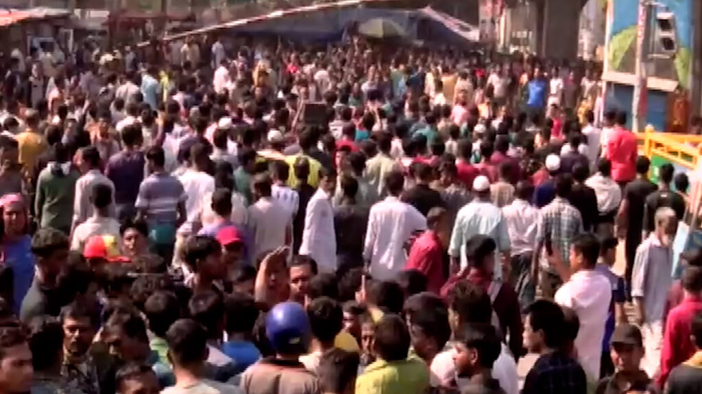 ব্যাটারিচালিত রিকশাচালকদের বিক্ষোভে স্থবির ঢাকা, ধাওয়া খেয়ে ইট-পাটকেল নিক্ষেপ