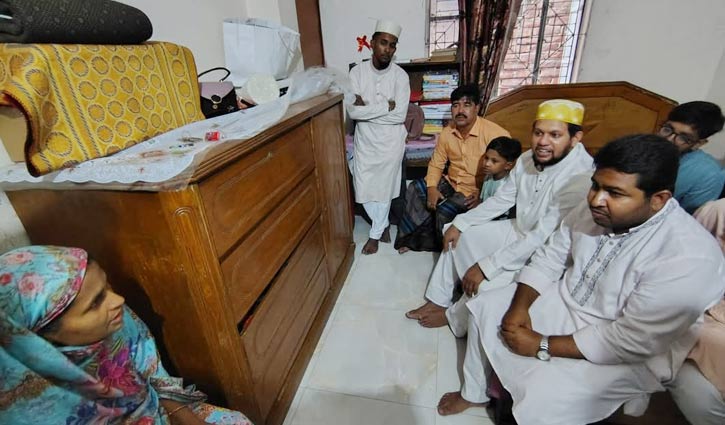 জুলাই গণঅভ্যুত্থানে শহীদ পরিবারের সঙ্গে তথ্য উপদেষ্টার সাক্ষাৎ