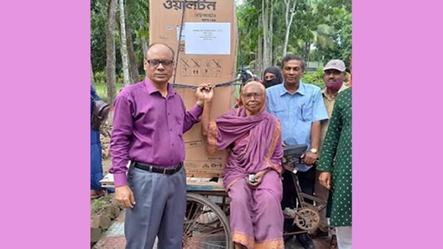 ভিক্ষুককে পররাষ্ট্র প্রতিমন্ত্রীর ফ্রিজ উপহার