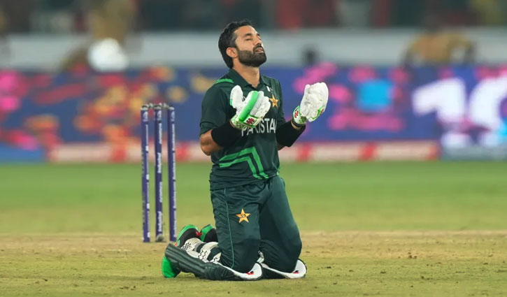 মাঠে নামাজ পড়ায় রিজওয়ানের বিরুদ্ধে ভারতীয় আইনজীবীর অভিযোগ