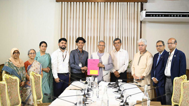 সাগর-রুনির সন্তানের হাতে পূর্বাচলের প্লটের দলিল হস্তান্তর