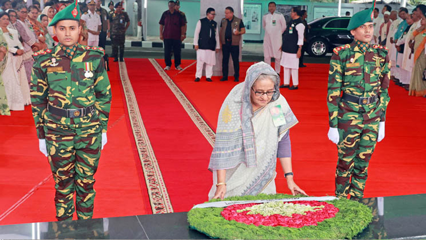 ঐতিহাসিক ছয়দফা দিবস উপলক্ষে বঙ্গবন্ধুর প্রতিকৃতিতে প্রধানমন্ত্রীর শ্রদ্ধা নিবেদন