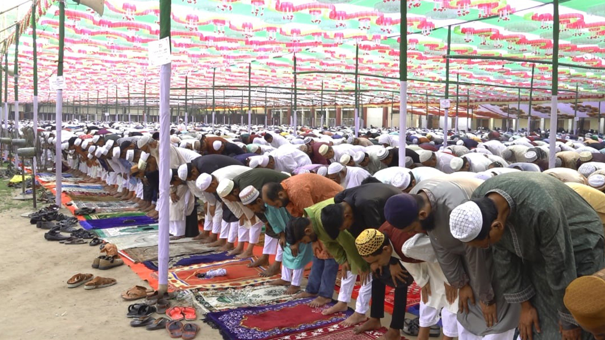 সারাদেশে উৎসবমুখর পরিবেশে উদযাপিত হচ্ছে ঈদুল ফিতর