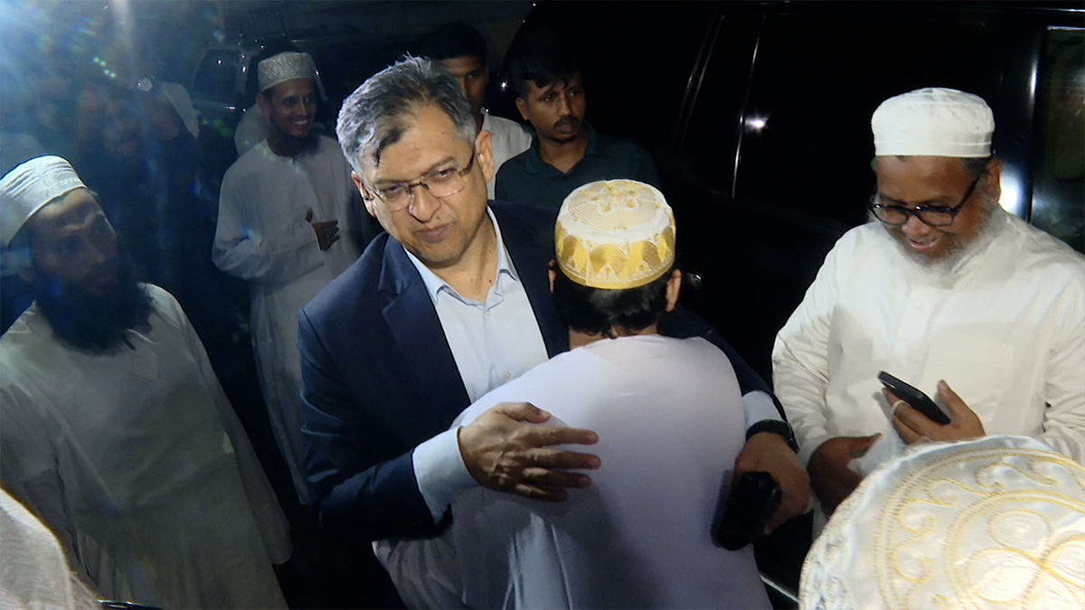 ছারছীনা পীরের সান্নিধ্যে বিএনপি নেতা সালাহউদ্দীন আহমদ