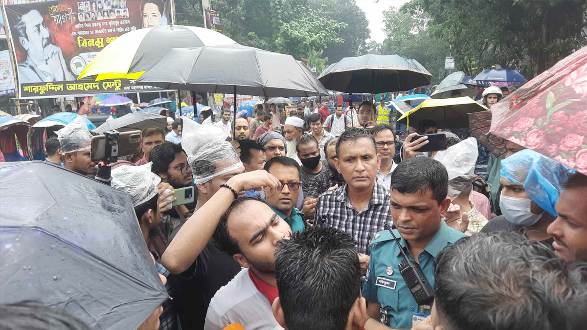 অবরোধকারী ৭ কলেজের শিক্ষার্থীদের সড়ক থেকে সরিয়ে দিয়েছে পুলিশ
