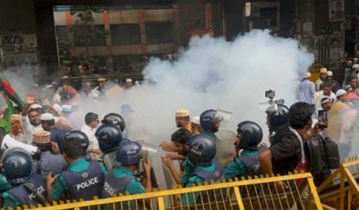 সচিবালয় অভিমুখে ইবতেদায়ি শিক্ষকদের মিছিল পুলিশের বাধায় ছত্রভঙ্গ