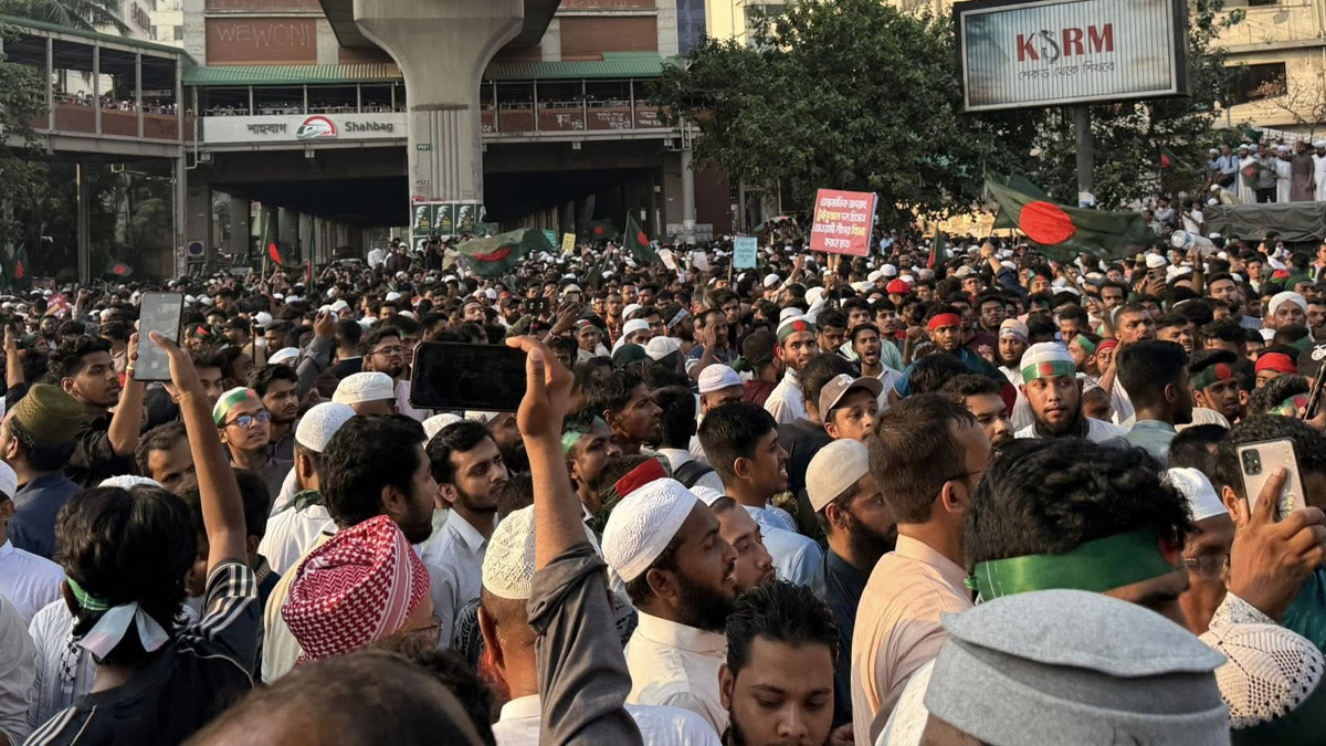 আ. লীগ নিষিদ্ধের দাবিতে শাহবাগ অবরোধ, যান চলাচল বন্ধ