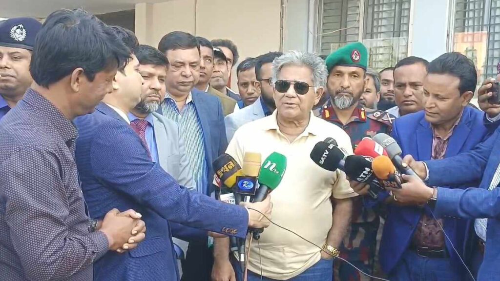 বন্ধ করতে চাইলে করুক, ভারত কি বিনা পয়সায় পণ্য দেয়— প্রশ্ন উপদেষ্টা সাখাওয়াতের