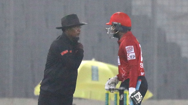 মেজাজ হারিয়ে আম্পায়ারের দিকে তেড়ে গেলেন সাকিব