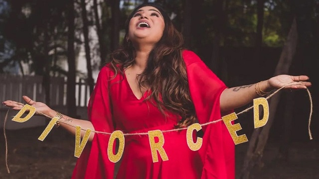 অভিনব পদ্ধতিতে ডিভোর্স উদযাপন করে ভাইরাল অভিনেত্রী