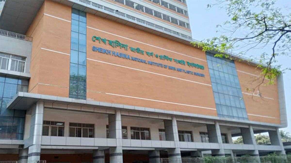 চাঁদপুরে গ্যাস লিকেজ থেকে বিস্ফোরণ, একই পরিবারের ৬ জন দগ্ধ