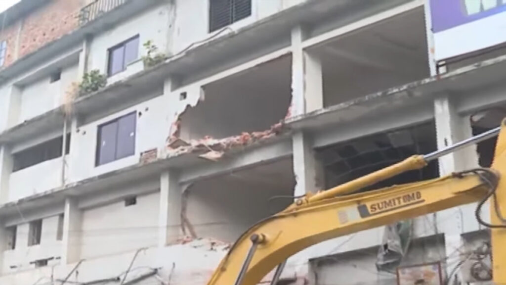 আদালতের নির্দেশের পর ভাঙা হচ্ছে গুলশান শপিং সেন্টার