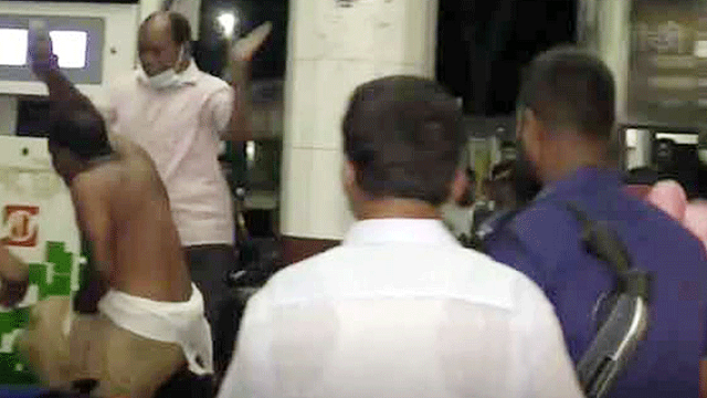 পেট্রোলপাম্পে মারধর, পোশাক খুলে দৌড়