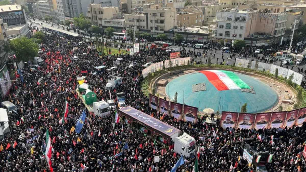 যুদ্ধে নিহত ইরানি সেনা কমান্ডার ও বিজ্ঞানীদের জানাজায় লাখো মানুষ