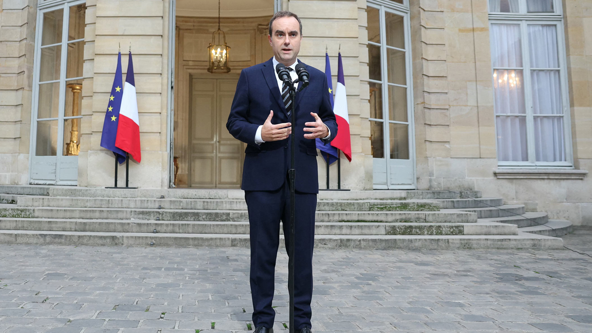 নিয়োগের কয়েক সপ্তাহের মধ্যেই পদত্যাগ করলেন ফ্রান্সের প্রধানমন্ত্রী