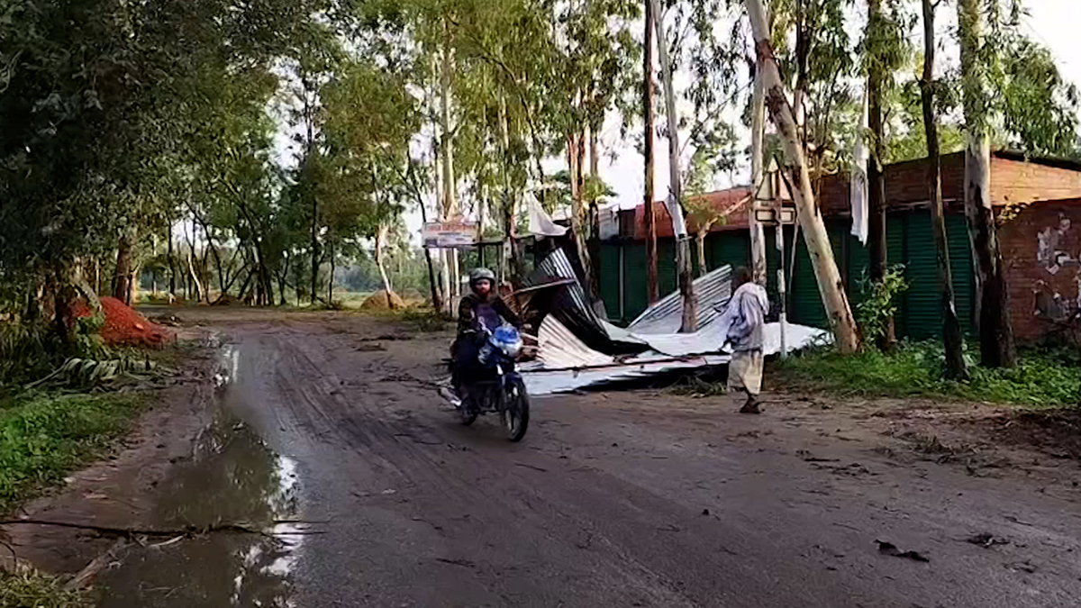 একাধিক জেলায় কালবৈশাখীর তাণ্ডবে ঘরবাড়ি ক্ষতিগ্রস্ত, প্রাণহানি ১