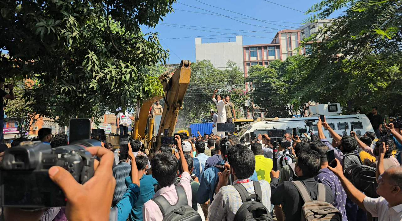 বুলডোজার নিয়ে ধানমন্ডি ৩২-র দিকে শিক্ষার্থীরা, পুলিশের বাধা–ধাওয়া