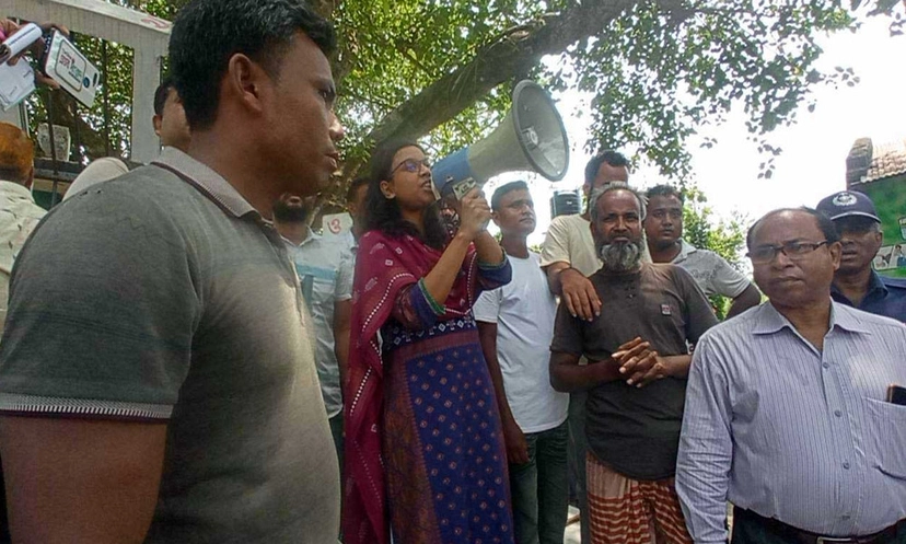 ছাত্রী-শিক্ষকের আপত্তিকর ফোনালাপ ফাঁস, বিদ্যালয়ে তালা