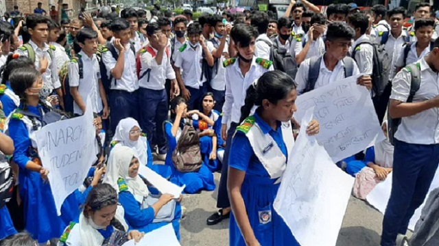 হাফ পাসের দাবিতে বনানীতে শিক্ষার্থীদের সড়ক অবরোধ