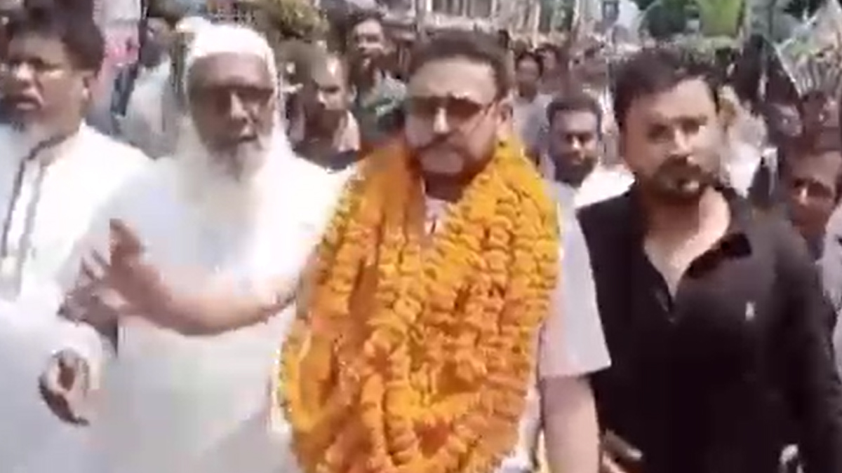 রাত পোহাতেই জামিন, ফুলের মালা দিয়ে বরণ জুলাই আন্দোলনে হামলার আসামিকে