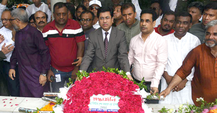 জন্মদিনে শেখ কামালের সমাধিতে মেয়র তাপসের শ্রদ্ধা