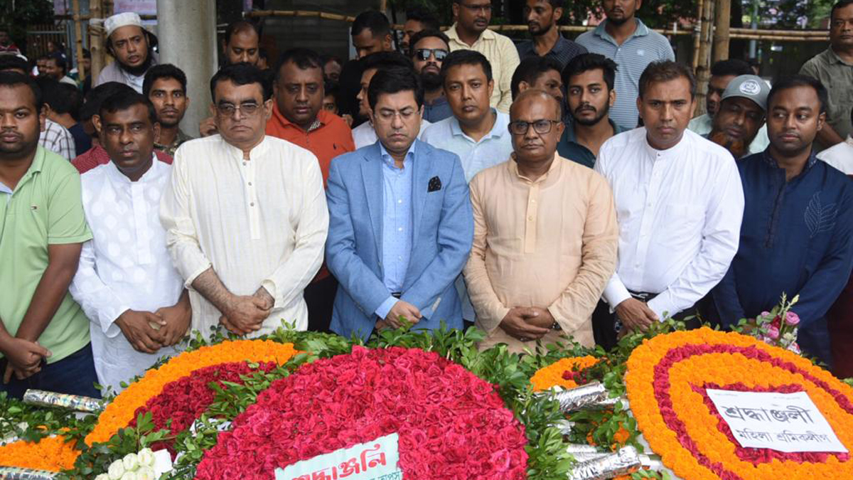 বঙ্গমাতার সমাধিতে মেয়র তাপসের শ্রদ্ধা