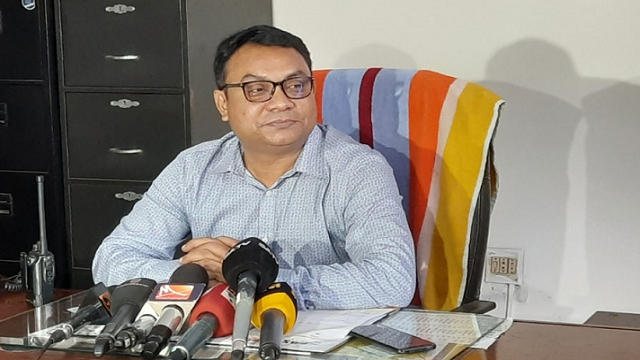 ‘প্ল্যাটফর্মে টিকিট ছাড়া কাউকে ঢুকতে দেওয়া হচ্ছে না’