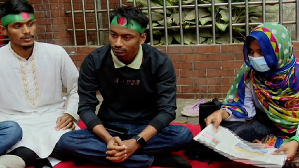 দাবি আদায়ে টানা তৃতীয় দিনের মতো অনশনে তিতুমীরের শিক্ষার্থীরা