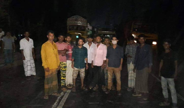 ডাকাতির প্রতিবাদে মধ্যরাতে মহাসড়ক অবরোধ করে বিক্ষোভ  