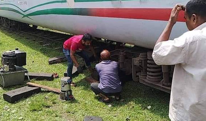 বগি লাইনচ্যুত, ঢাকা-চট্টগ্রাম ট্রেন চলাচল বন্ধ
