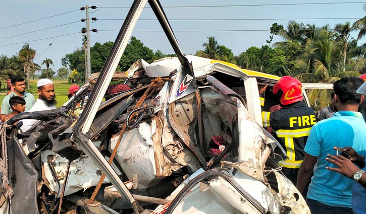 সাতক্ষীরায় ট্রাক-অ্যাম্বুলেন্স সংঘর্ষ: নিহত ৫