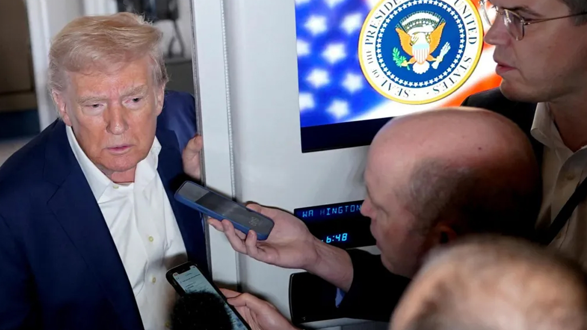 বাণিজ্য যুদ্ধে নরম সুর ট্রাম্পের: স্মার্টফোন-ল্যাপটপে শুল্ক মওকুফ