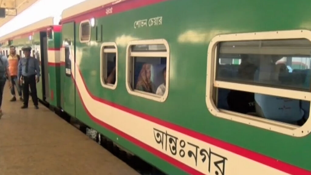 কমেছে শিডিউল বিপর্যয়, কমলাপুরে স্বাভাবিক হচ্ছে ট্রেন চলাচল