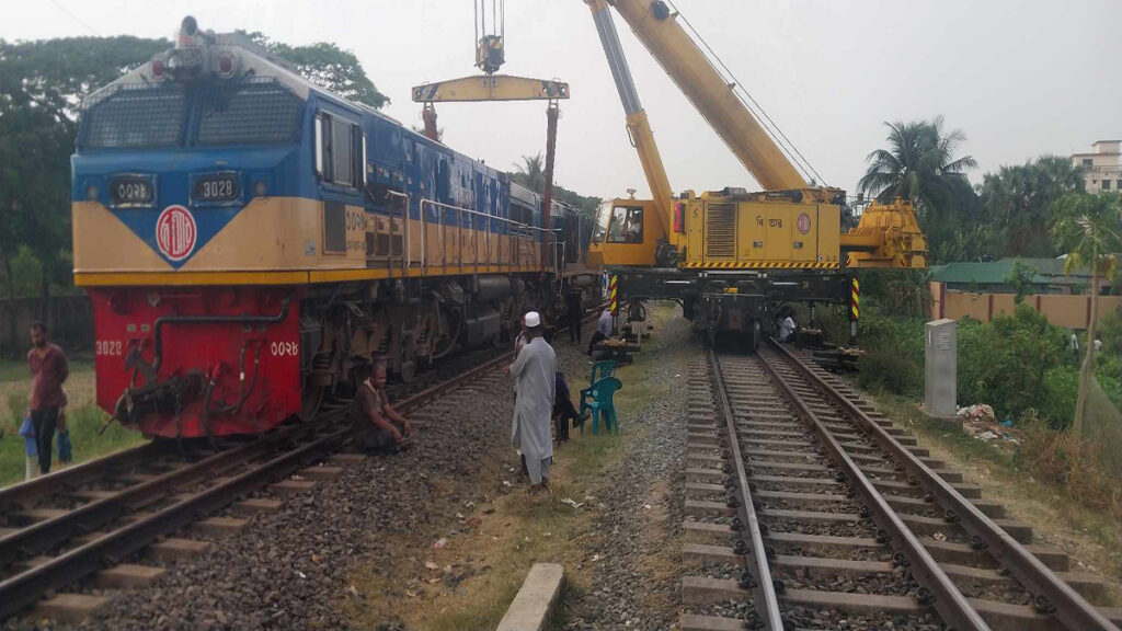 গাজীপুরে দুর্ঘটনা: প্রায় ৩২ ঘণ্টা পর রেল চলাচল স্বাভাবিক