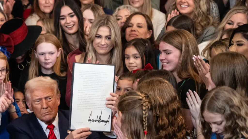 নারীদের খেলায় তৃতীয় লিঙ্গের অংশগ্রহণ বাতিল করে নির্বাহী আদেশে সই করলেন ট্রাম্প