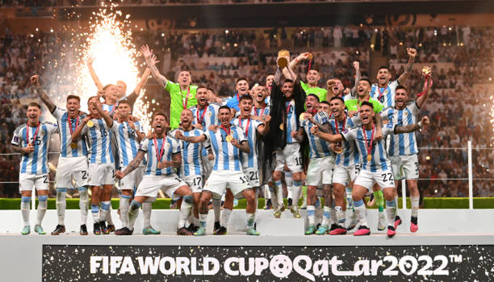 মেসির হাতে সোনালি ট্রফি, ফুটবল হল পূর্ণ