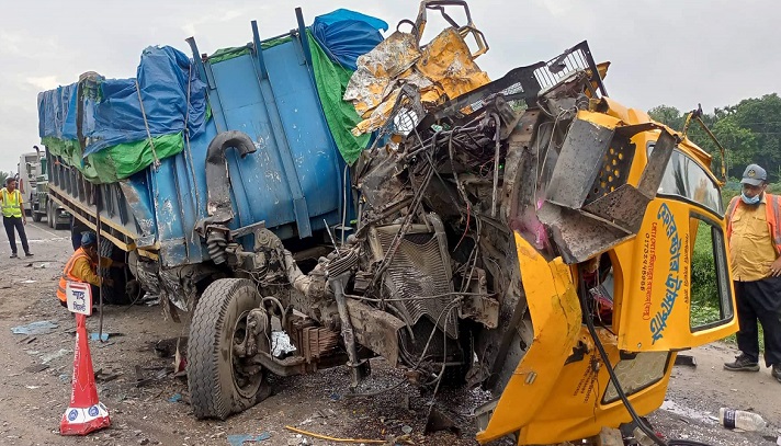 টাঙ্গাইলে বাস-ট্রাক সংঘর্ষে ২ চালকের প্রাণ গেল
