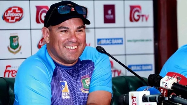 বাংলাদেশে ক্রিকেটারদের রাখা হয় ধমকের ওপর: ডোমিঙ্গো