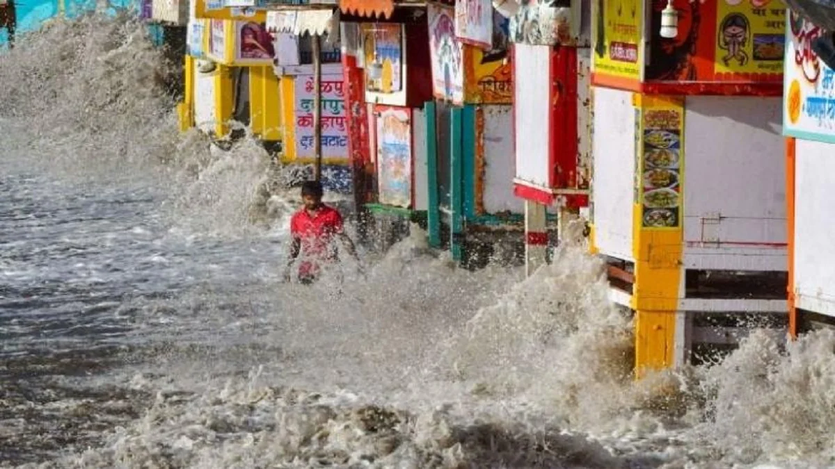 ঘূর্ণিঝড় ‘বিপর্যয়’র তাণ্ডবে ভারতে নিহত ২, আহত ২২