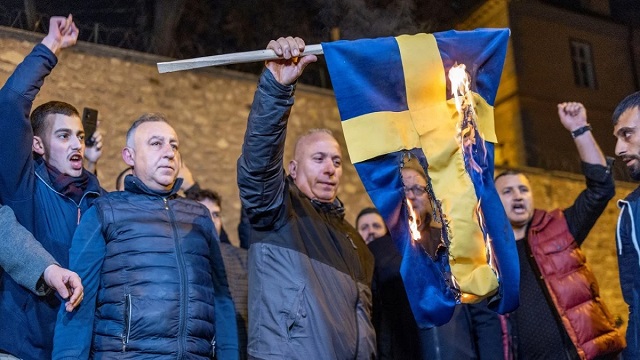 কোরআন পোড়ানোর প্রতিবাদে ইন্দোনেশিয়ায় পুড়েছে সুইডেনের পতাকা