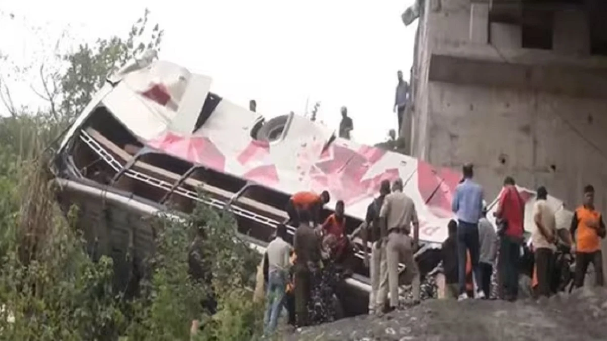জম্মু-কাশ্মিরে বাস খাদে পড়ে নিহত অন্তত ১০ তীর্থযাত্রী