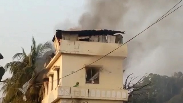 সীতাকুণ্ডে অক্সিজেন প্ল্যান্ট বিস্ফোরণে আগুন, নিহত ১